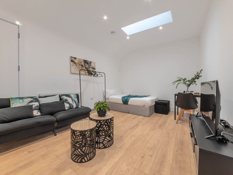 A studio with a sofa and bed at Central - Sleeps 2 - Near Transport - Parking in Maidenhead
