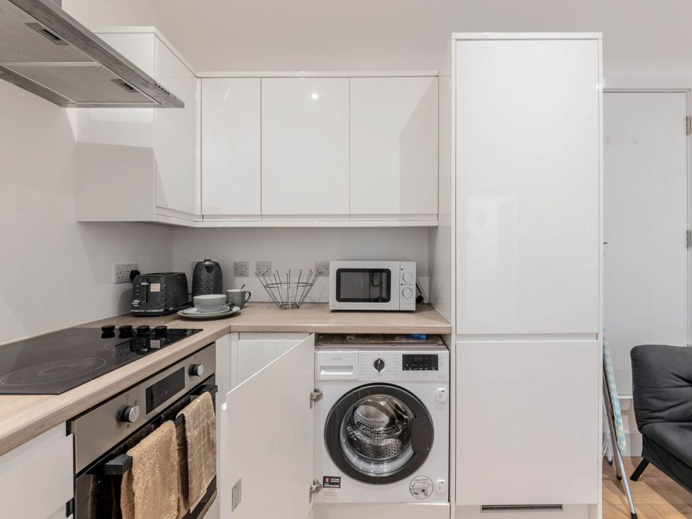 A kitchen with appliances and fixtures at Central - Sleeps 2 - Near Transport - Parking in Maidenhead