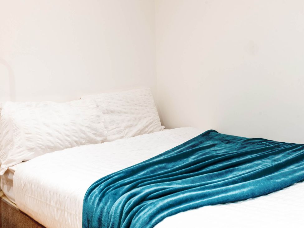 A bed with a blanket at Central - Sleeps 2 - Near Transport - Parking in Maidenhead