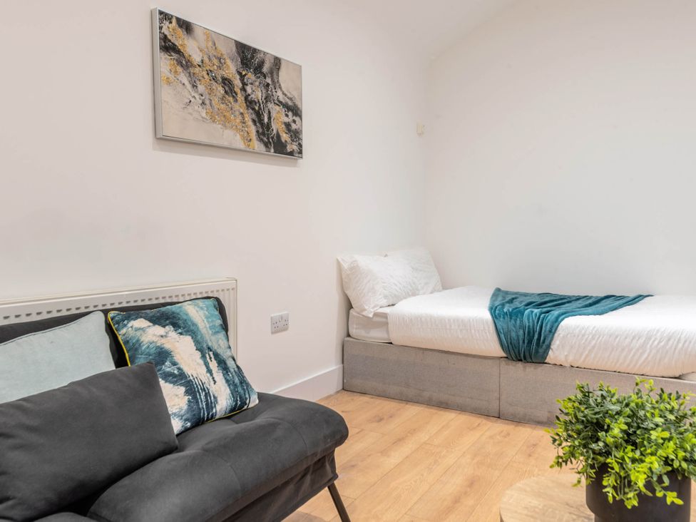 A bedroom with a bed and sofa at Central - Sleeps 2 - Near Transport - Parking in Maidenhead