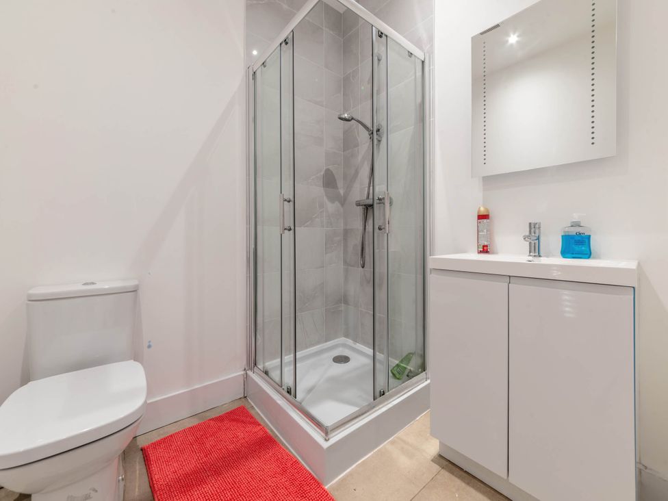 A bathroom with a shower and toilet at Central - Sleeps 2 - Near Transport - Parking in Maidenhead