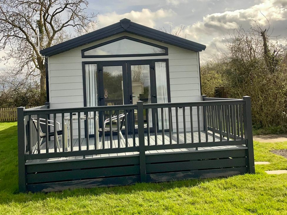 A chalet with a deck and windows at Chalet 4 guests Parking Available near Tuxford