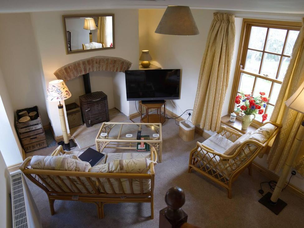 A living room with seating and a television at Cottage Sleeps 2 Garden Parking in Ryton