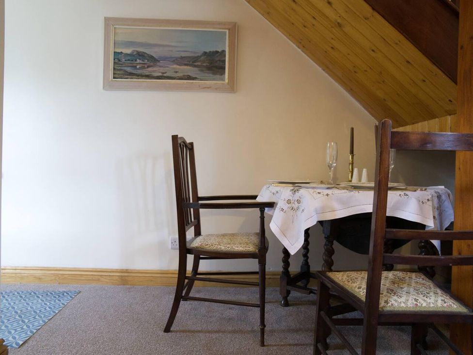 A dining area with a table and chairs at Cottage Sleeps 2 Garden Parking in Ryton