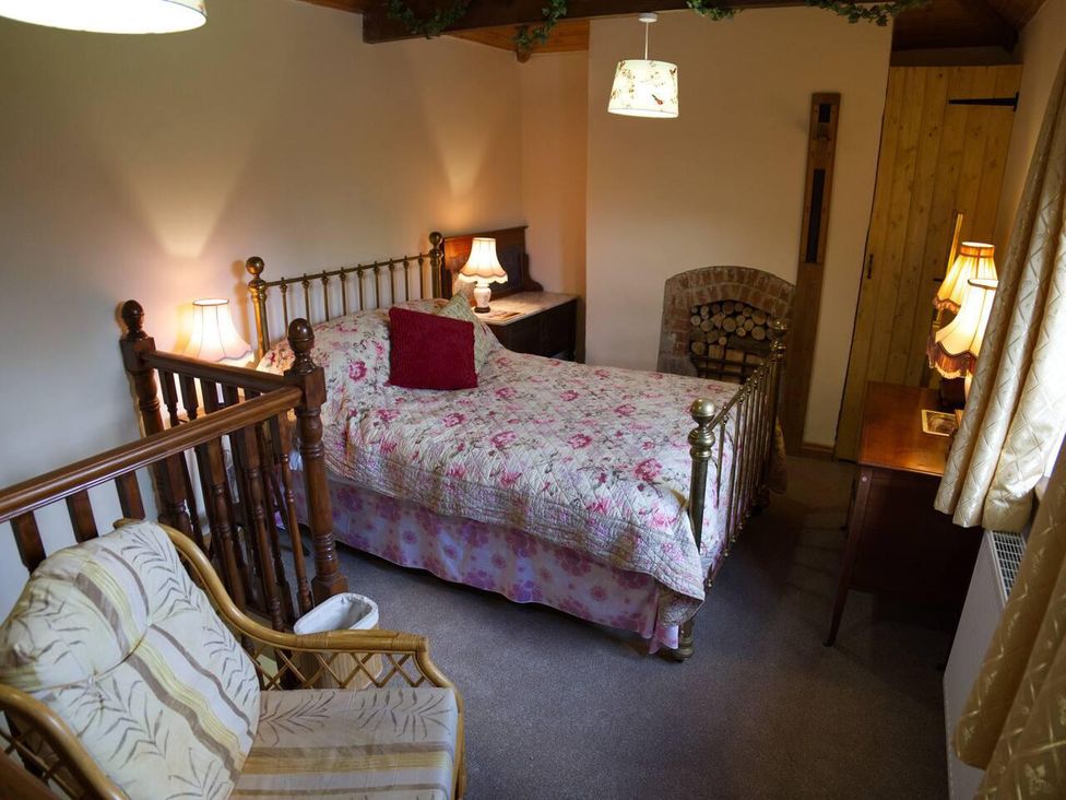 A bedroom with a bed and lamps at Cottage Sleeps 2 Garden Parking Ryton