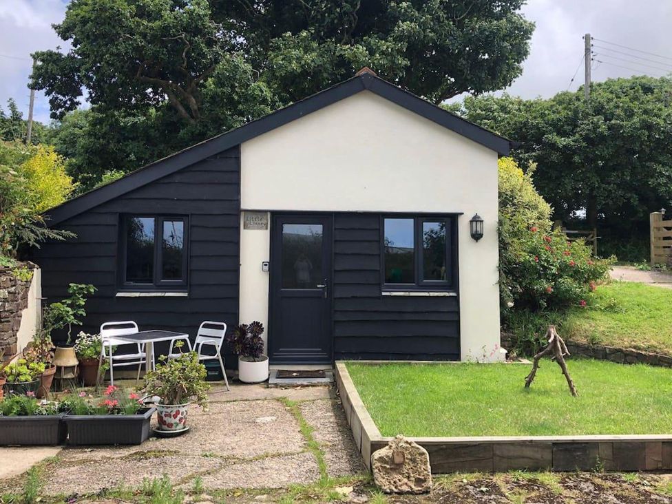 A cottage entrance with a garden at Little Linney Sleeps 2 Garden Parking Wifi in Hartland