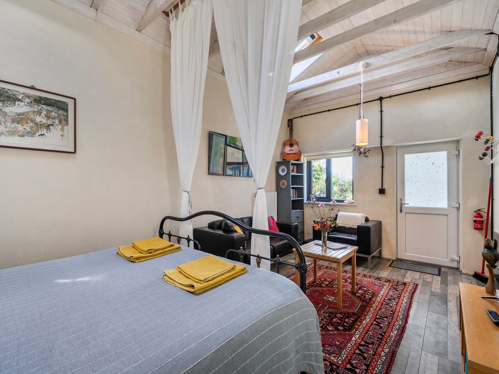 A bedroom with a bed and couch at Little Linney Sleeps 2 Garden Parking Wifi in Hartland