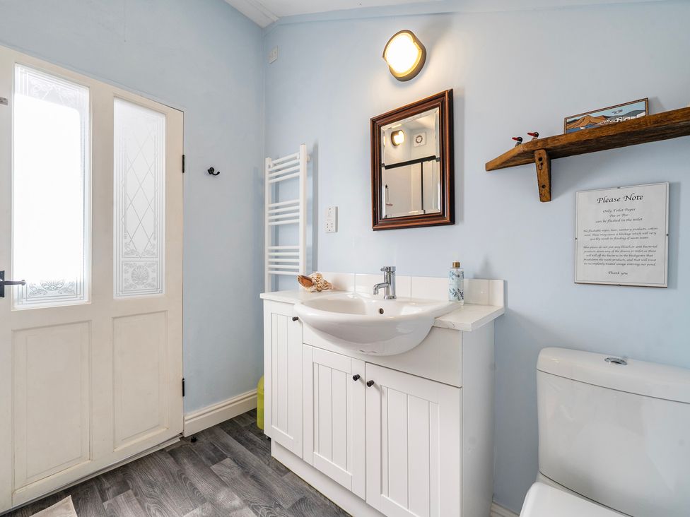 A bathroom with sink and toilet at Little Linney Sleeps 2 Garden Parking Wifi Hartland