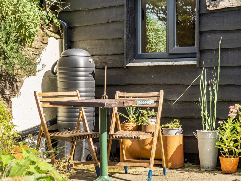 A garden with a table and chairs at Little Linney Sleeps 2 Garden Parking Wifi Hartland