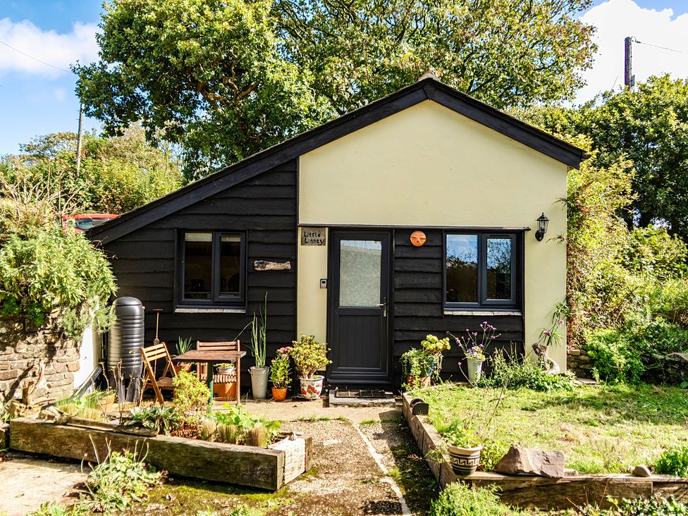 A cottage exterior with a garden at Little Linney in Hartland