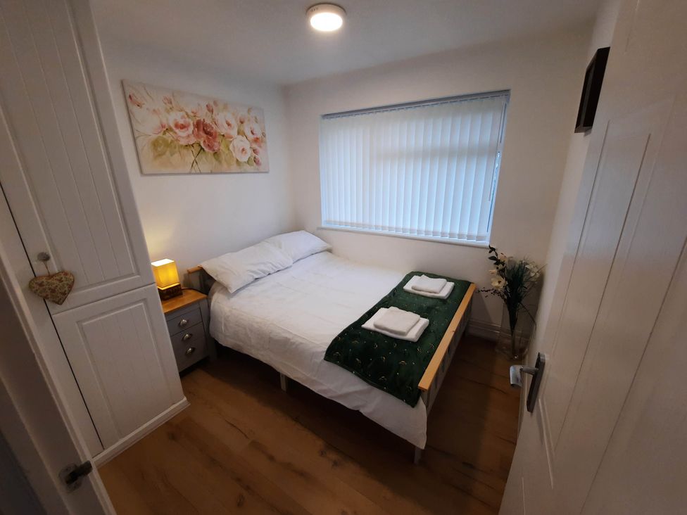 A bedroom with a bed and bedside table at St Margaret's 2 Bed Chalet Sleeps 4 Pets Ok