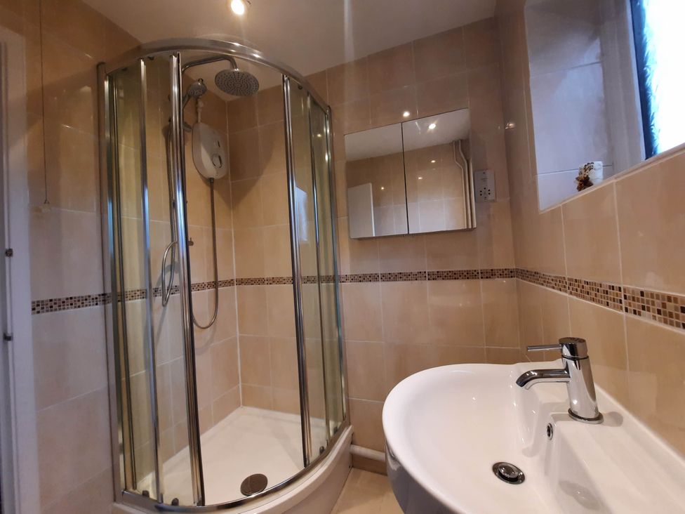 A bathroom featuring a shower, sink, and wall mirror at St Margaret's 2 Bed Chalet Sleeps 4 Pets Ok