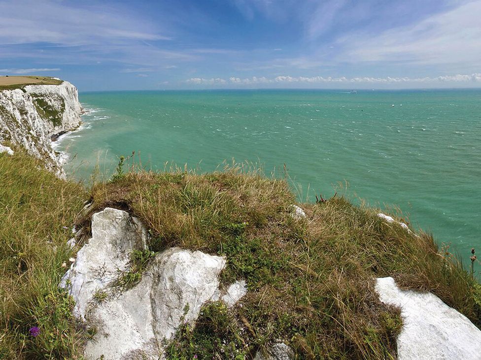 A cliff overlooking the sea at St Margaret's 2 Bed Chalet Sleeps 4 Pets Ok