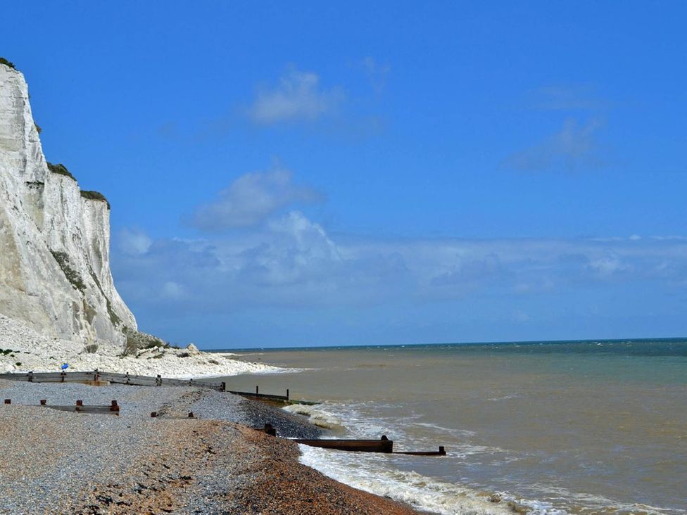 A beach with cliffs and ocean at St Margaret's 2 Bed Chalet Sleeps 4 Pets Ok