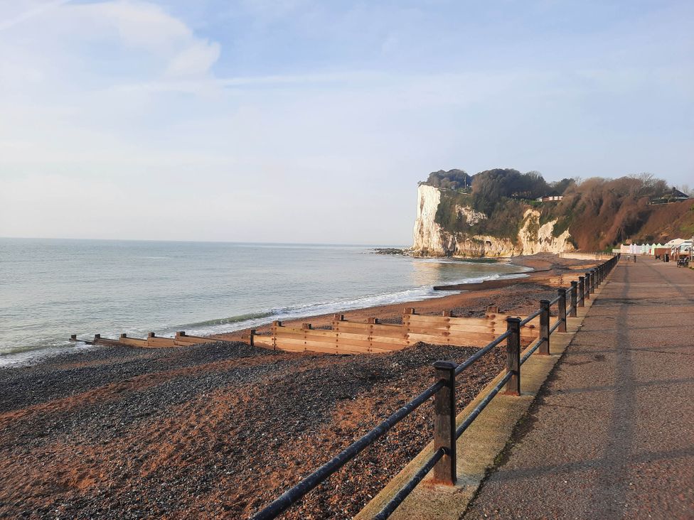 A beach with pebbles and a cliff at St Margaret's 2 Bed Chalet Sleeps 4 Pets Ok