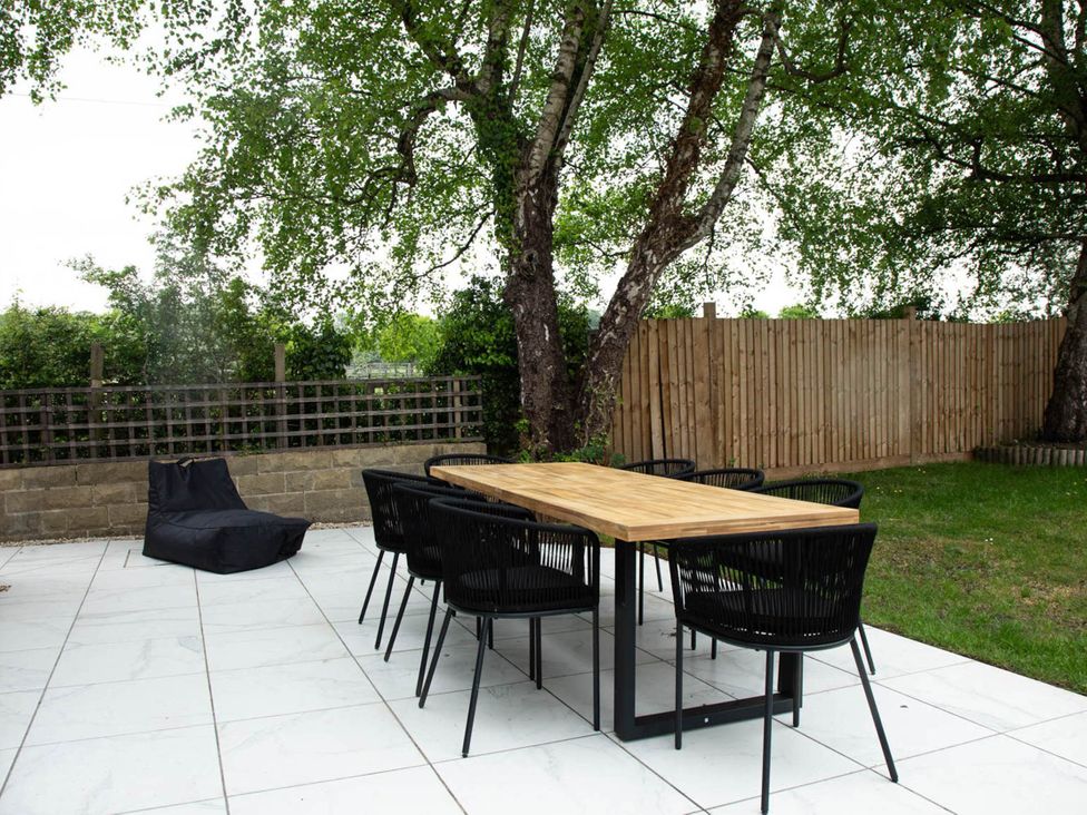 An outdoor dining area with a table and chairs at House Sleeps 10 with Enclosed Garden Checkendon near Henley-On-Thames