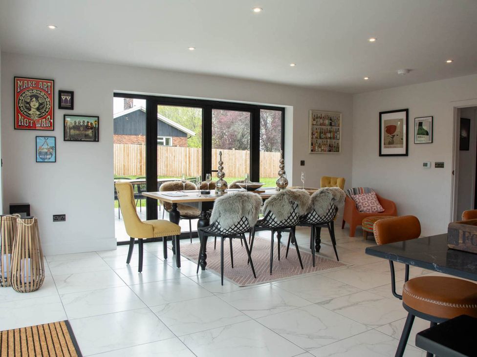 A dining room with a table and chairs at House Sleeps 10 with Enclosed Garden Checkendon near Henley-On-Thames