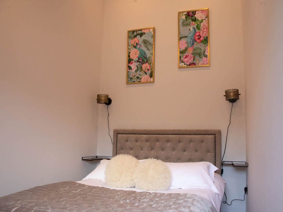 A bedroom with a bed and wall art at House Sleeps 10 with Enclosed Garden Checkendon near Henley-On-Thames