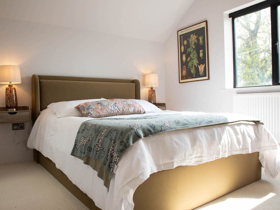 A bedroom with a bed and lamps at House Sleeps 10 with Enclosed Garden Checkendon near Henley-On-Thames