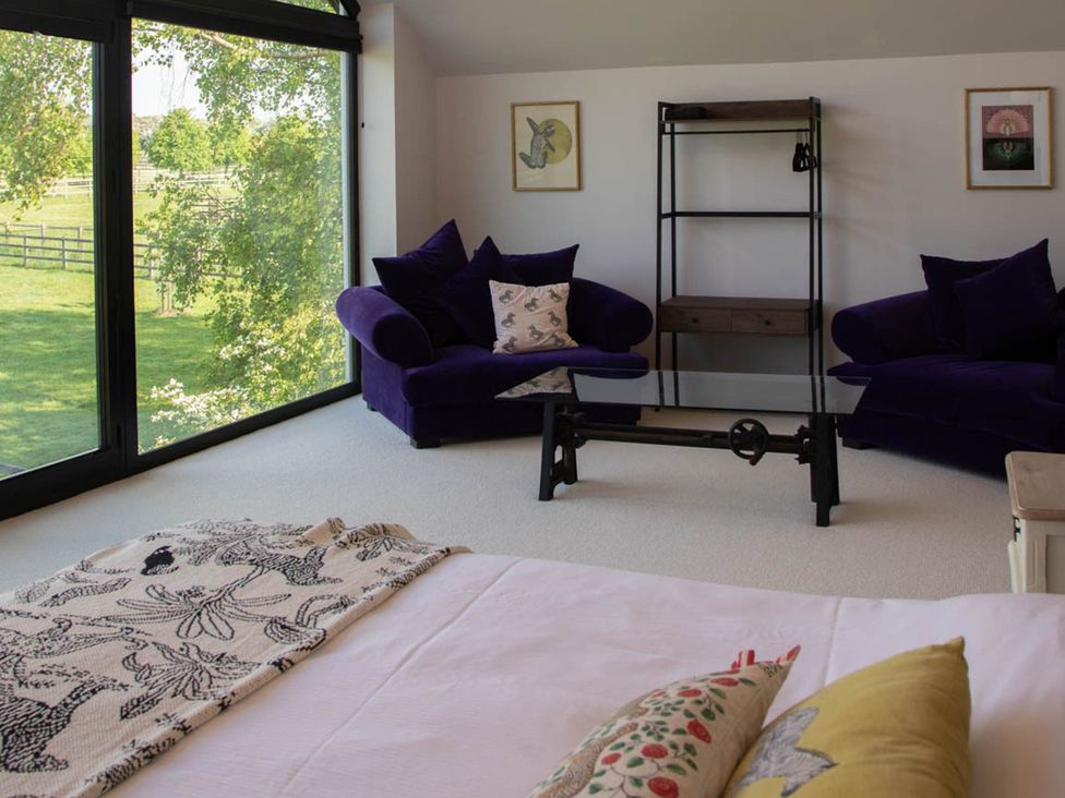 A seating area with two sofas and a shelf at House Sleeps 10 with Enclosed Garden Checkendon near Henley-On-Thames