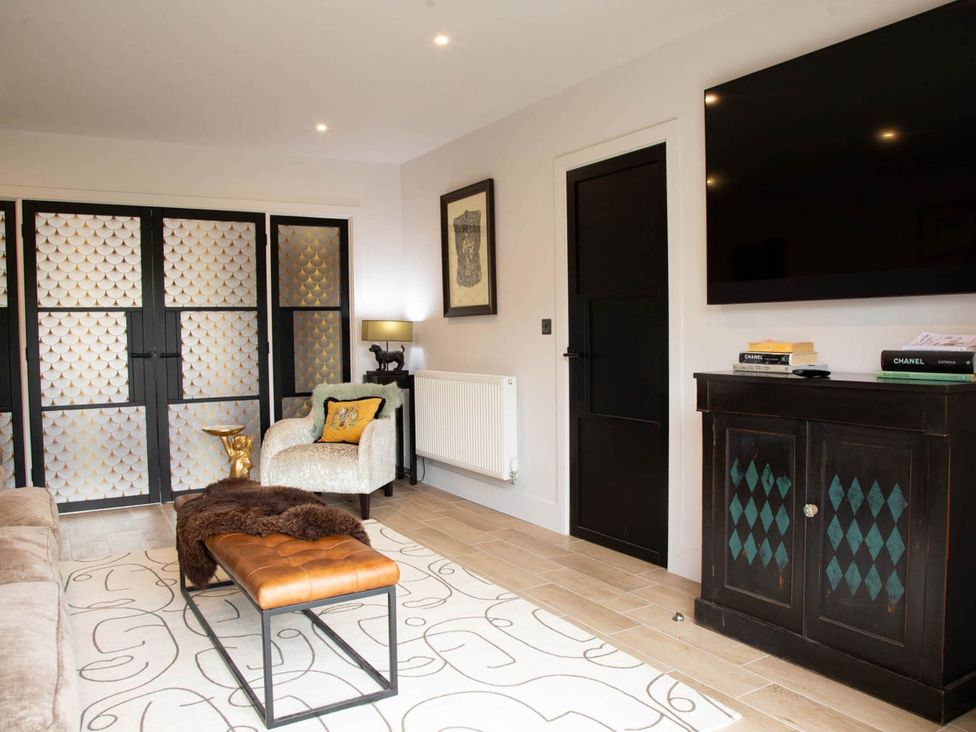 A living room with a sofa and TV at House Sleeps 10 with Enclosed Garden Checkendon near Henley-On-Thames