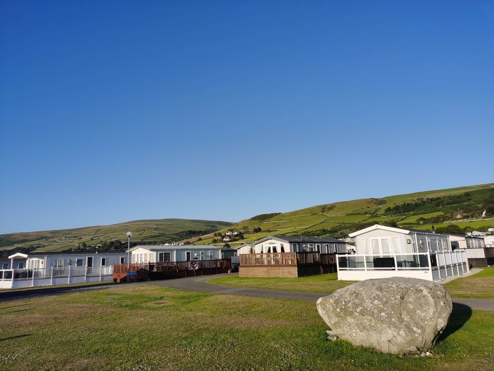A view of caravans and hills at Sea and Mountain view Sunbeach Holiday Snowdonia in Llwyngwril