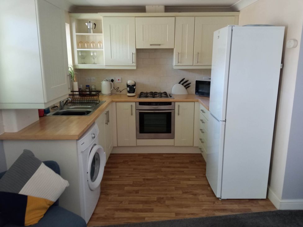 A kitchen with appliances and cabinets at Ground Floor Cornish Retreat Free Parking, Bodmin