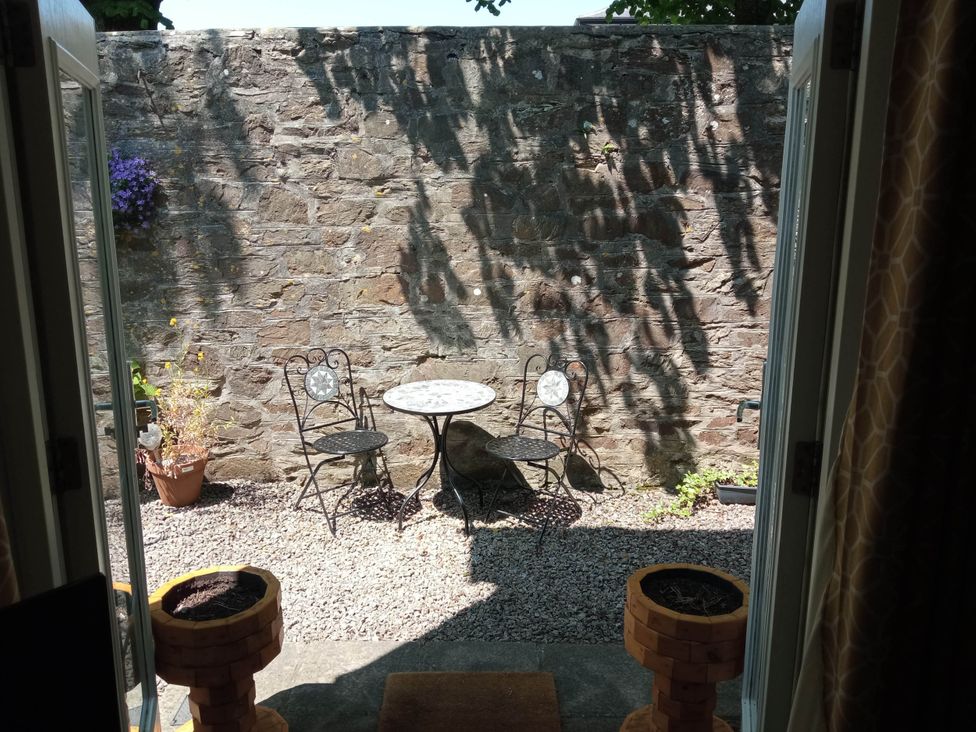 An outdoor area with a table and chairs at Ground Floor Cornish Retreat Free Parking in Bodmin