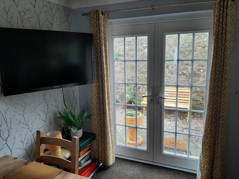 A snug with a television and a view of a garden at Ground Floor Cornish Retreat Free Parking in Bodmin