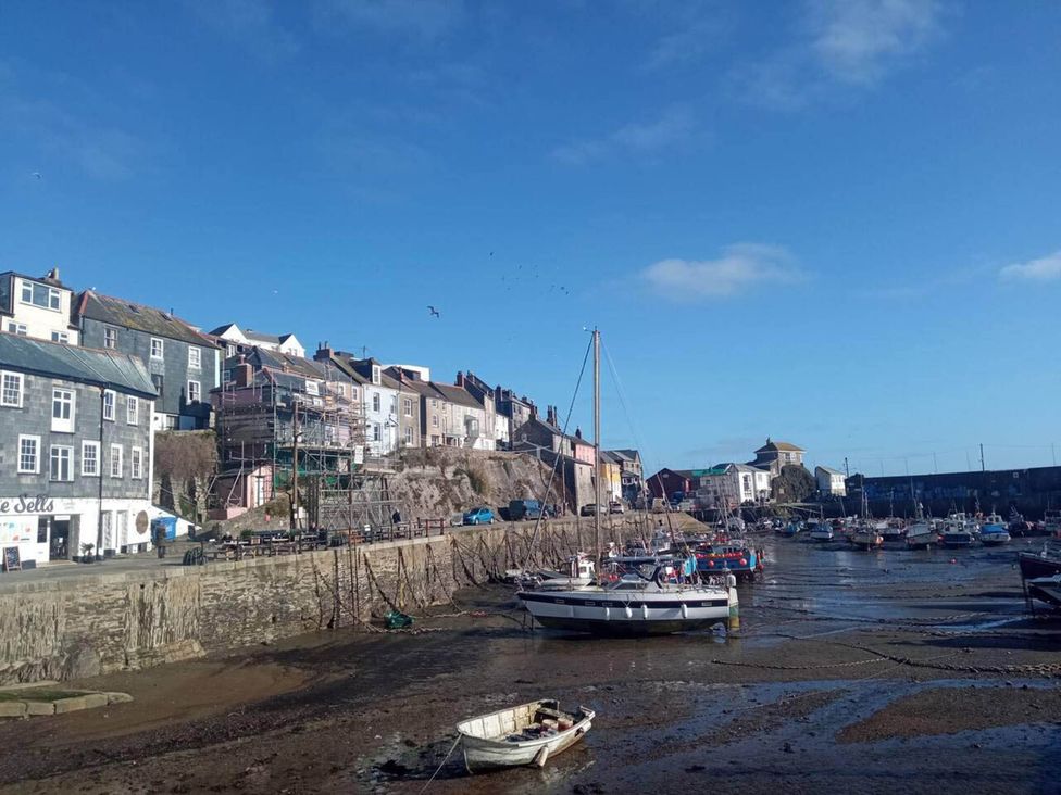 A harbor with boats and houses at Ground Floor Cornish Retreat Free Parking Bodmin