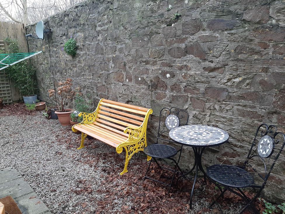 A garden with a bench and table with chairs at Ground Floor Cornish Retreat Free Parking Bodmin