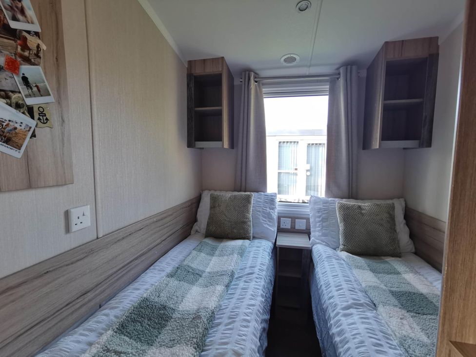 A bedroom with twin beds and shelves at 8Berth- SmartTV- CloseToBeach- FamilyFriendly, Mablethorpe