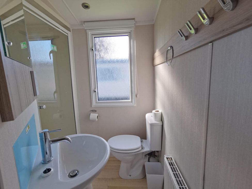 A bathroom with sink and toilet at 8Berth- SmartTV- CloseToBeach- FamilyFriendly in Mablethorpe