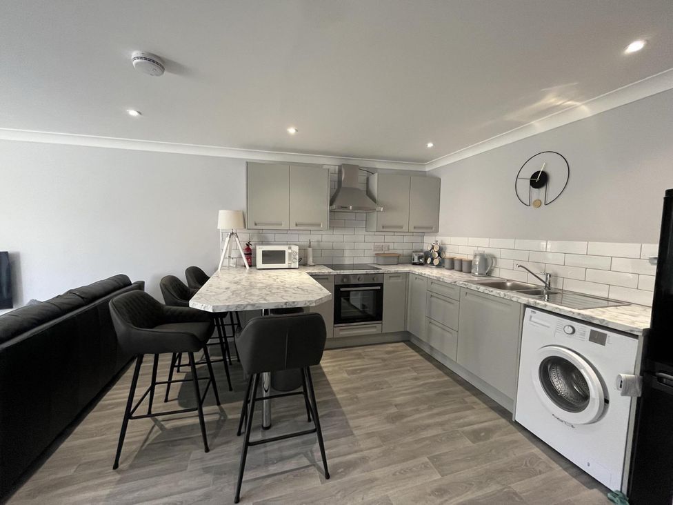 A kitchen with appliances and seating at 8Berth- SmartTV- CloseToBeach- FamilyFriendly, Millendreath near Looe
