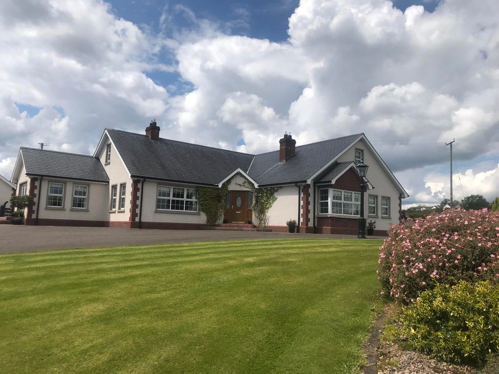 A house with a garden and driveway at Dungannon 2 Bed Bungalow - Sleeps 5 - Pet Friendly near Dungannon