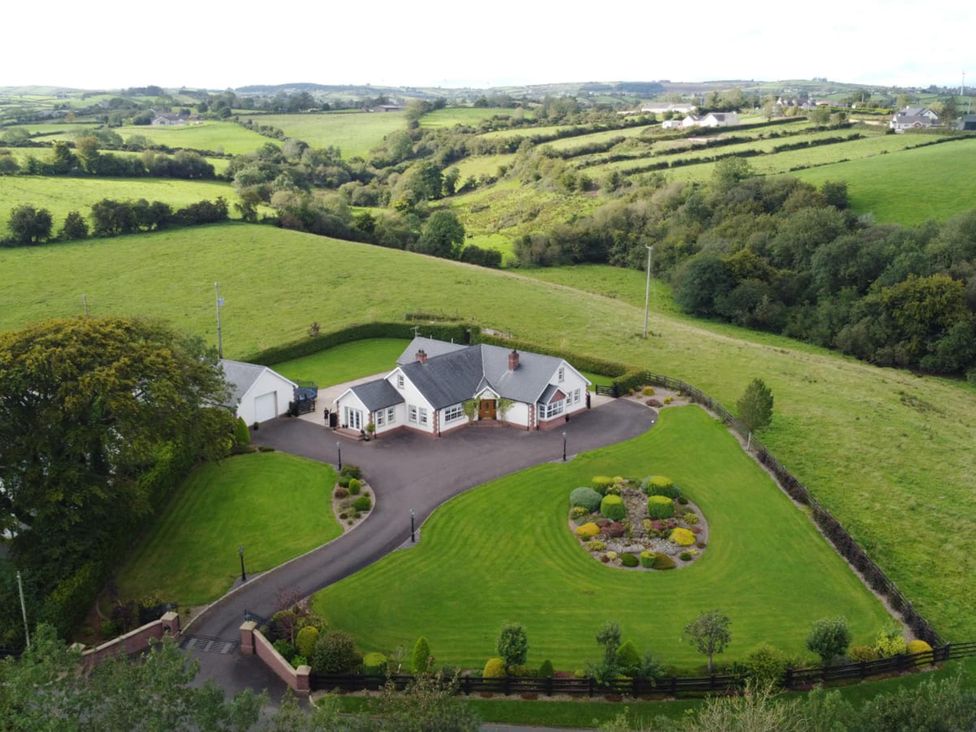 A house with a garden and driveway at Dungannon 2 Bed Bungalow - Sleeps 5 - Pet Friendly near Dungannon