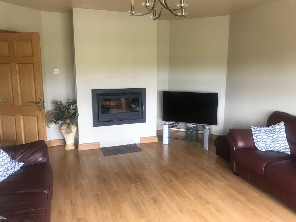 A living room with a sofa and television at Dungannon 2 Bed Bungalow - Sleeps 5 - Pet Friendly near Dungannon