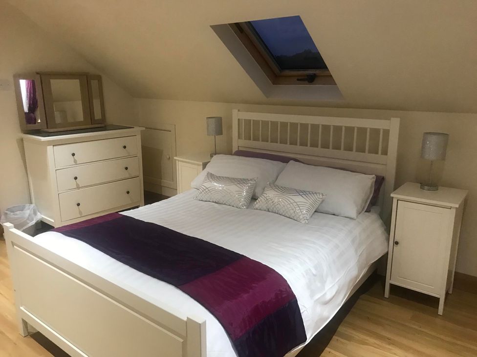 A bedroom with a bed and dresser at Dungannon 2 Bed Bungalow - Sleeps 5 - Pet Friendly near Dungannon