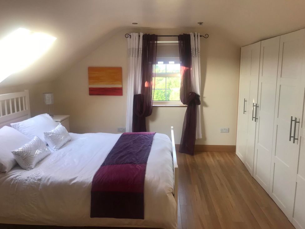 A bedroom with a bed and wardrobe at Dungannon 2 Bed Bungalow - Sleeps 5 - Pet Friendly near Dungannon
