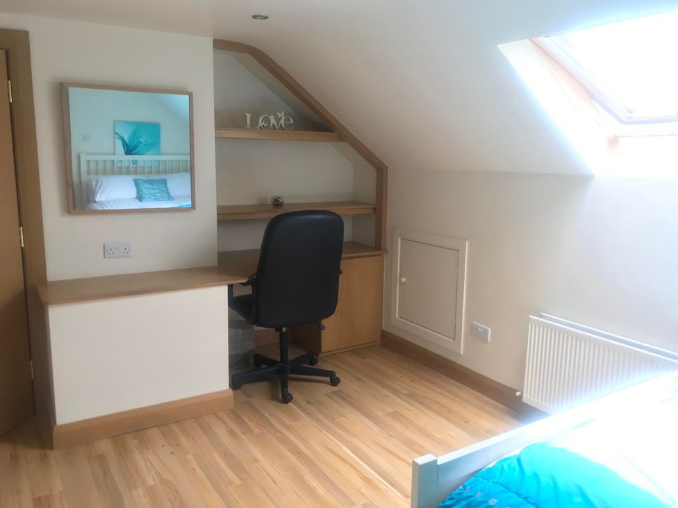A bedroom with a desk and office chair at Dungannon 2 Bed Bungalow - Sleeps 5 - Pet Friendly near Dungannon
