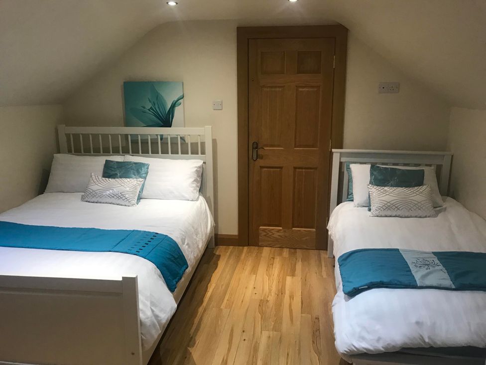 A bedroom with a double bed and a single bed at Dungannon 2 Bed Bungalow - Sleeps 5 - Pet Friendly near Dungannon
