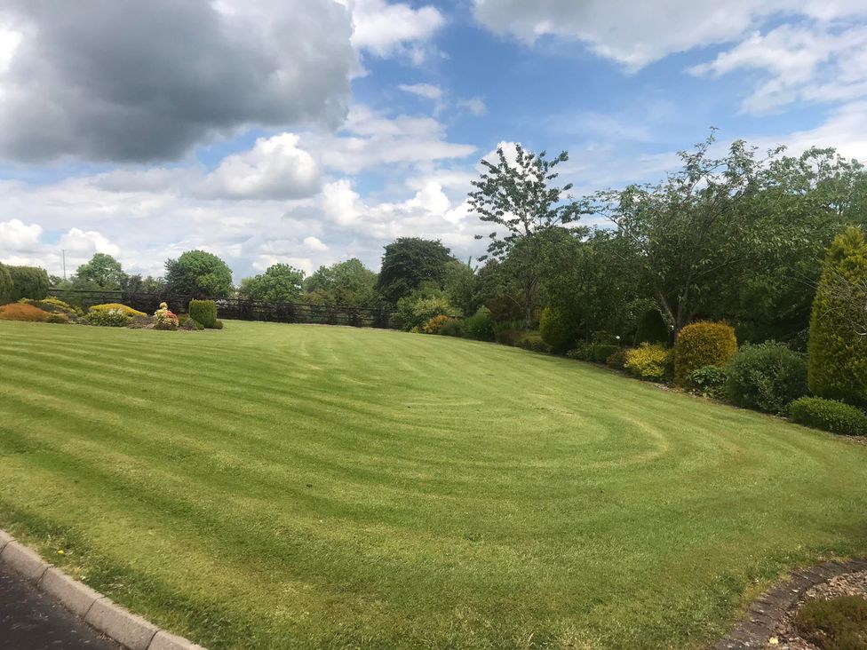 A garden with trimmed lawn and trees at Dungannon 2 Bed Bungalow - Sleeps 5 - Pet Friendly near Dungannon