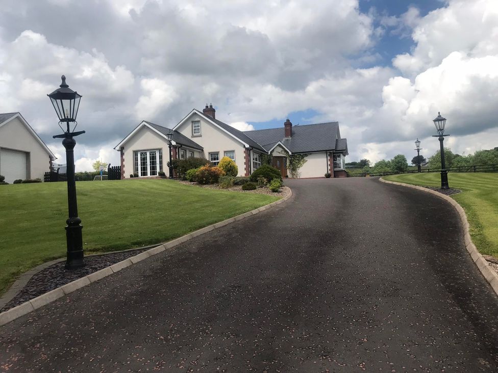 A house with driveway and lamp posts at Dungannon 2 Bed Bungalow - Sleeps 5 - Pet Friendly near Dungannon