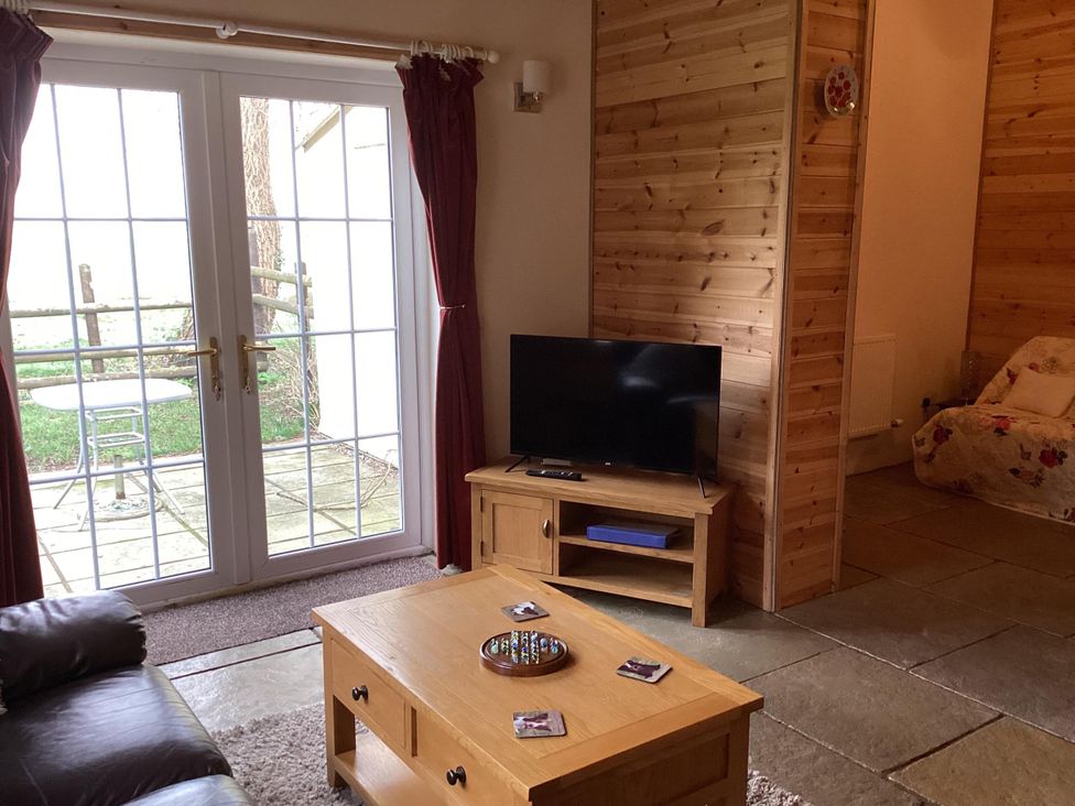 A living room with a television and a sofa at 1 Bed Lodge-Sleeps 4-Pet Friendly-Free Parking near Hay-On-Wye