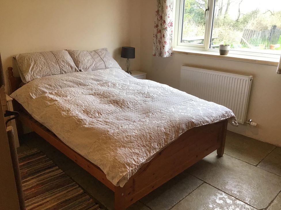 A bedroom with a bed and window at 1 Bed Lodge-Sleeps 4-Pet Friendly-Free Parking near Hay-On-Wye