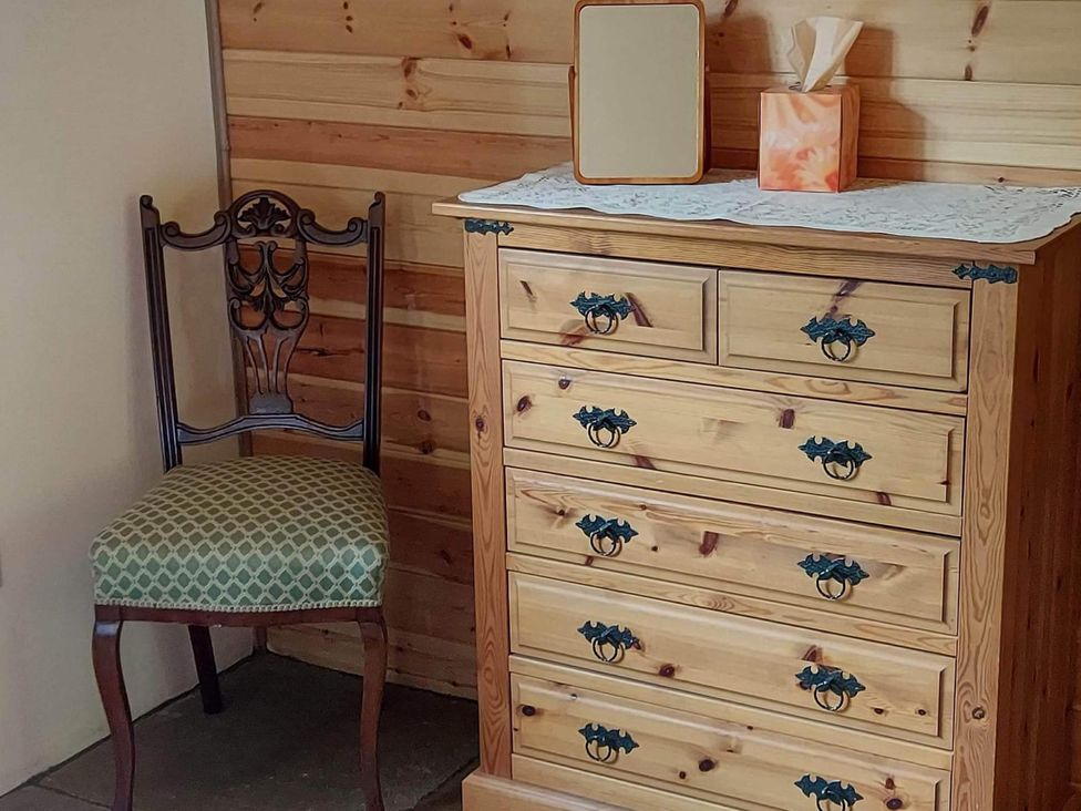 A drawer and chair in a bedroom at 1 Bed Lodge-Sleeps 4-Pet Friendly-Free Parking near Hay-On-Wye