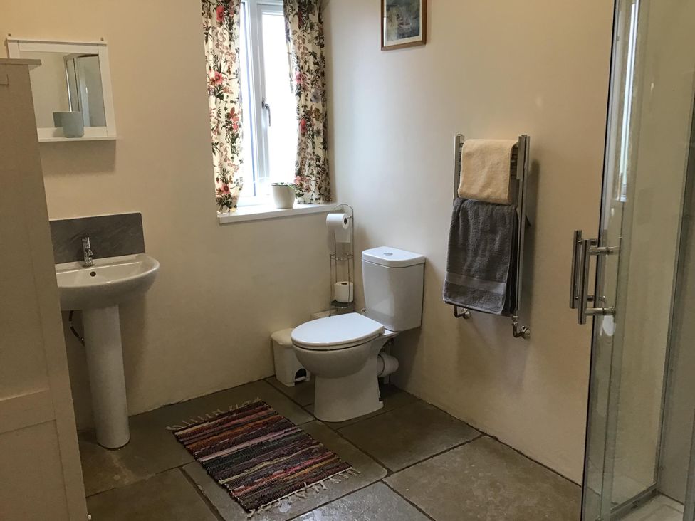 A bathroom with a sink, toilet, and shower at 1 Bed Lodge-Sleeps 4-Pet Friendly-Free Parking near Hay-On-Wye