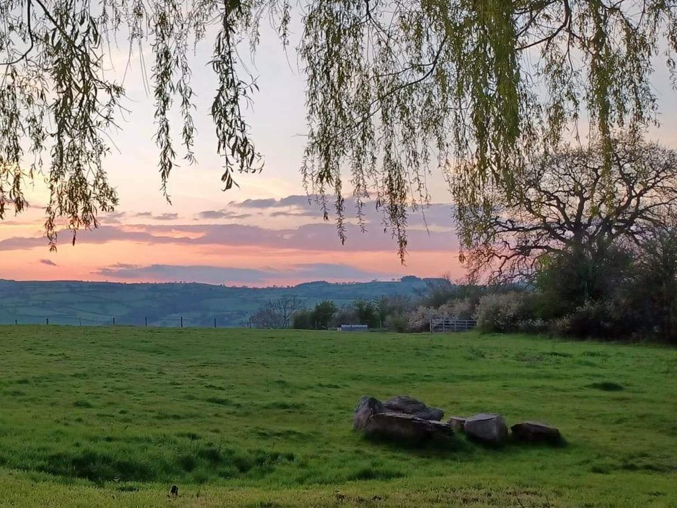 A view of grass fields with trees and a sunset at 1 Bed Lodge-Sleeps 4-Pet Friendly-Free Parking near Hay-On-Wye