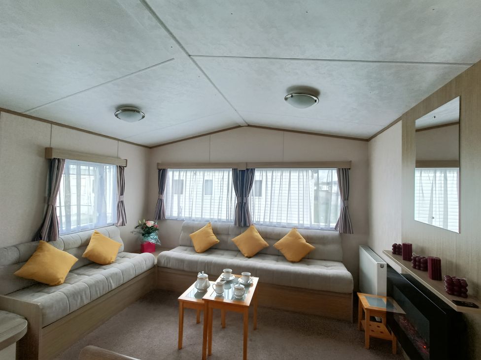 A living room with sofas and a coffee table at 3 Bed, Sleeps 6, Parking