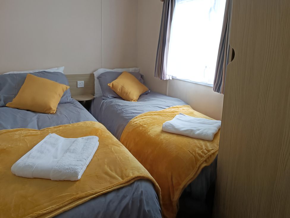 A bedroom with two beds at 3 Bed, Sleeps 6, Parking